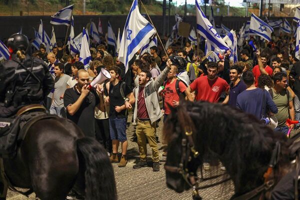 Başbakan Netanyahu öncülüğündeki aşırı sağcı koalisyon hükümetinin yargı düzenlemesine karşı her hafta cumartesi akşamı ülke genelinde gösteri düzenleyen İsrailliler, yine meydanlara indi. - Sputnik Türkiye