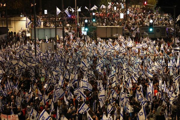 Başta Tel Aviv olmak üzere Hayfa, Batı Kudüs, Birüssebi ve Netanya gibi kentlerdeki gösterilere on binlerce İsrailli katıldı. Her hafta olduğu gibi en yoğun katılımlı gösteriye ev sahipliği yapan Tel Aviv’de on binlerce protestocu, Kaplan Caddesi'ndeki Hükümet Kompleksi'nin önünde toplandı. - Sputnik Türkiye