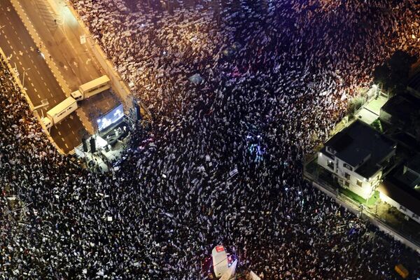 İsrail’in Kanal 12 Televizyonuna göre, Tel Aviv’deki gösterilere 195 bin kişi katıldı. Göstericiler, Netanyahu'nun başbakanlığı aleyhinde İngilizce 'Suç Bakanı' (Crime Minister) yazılı pankartlar ile koalisyon hükümetindeki aşırı sağcı partileri eleştiren dövizler taşıdı. - Sputnik Türkiye