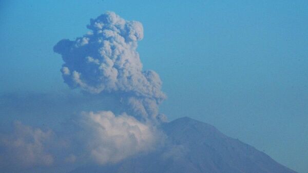 Meksika’daki Popocatepetl Yanardağı’nda son 24 saatte 7 patlama gerçekleşti. Yaşanan patlamalar çevredeki bazı yerleşim birimlerinde kül yağışına neden oldu. - Sputnik Türkiye