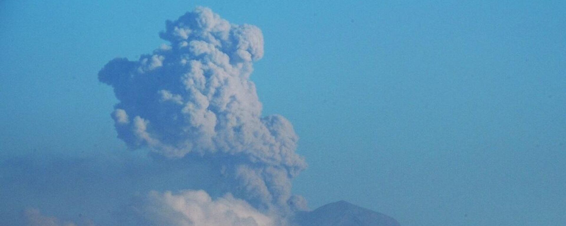 Meksika’daki Popocatepetl Yanardağı’nda son 24 saatte 7 patlama gerçekleşti. Yaşanan patlamalar çevredeki bazı yerleşim birimlerinde kül yağışına neden oldu. - Sputnik Türkiye, 1920, 29.04.2023