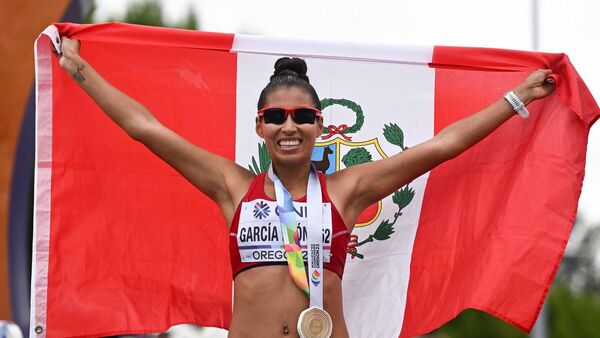 Yürüyüşte iki dünya şampiyonluğu bulunan Perulu atlet Kimberly Garcia, kadınlar 35 kilometre yarışında dünya rekoru kırdı. - Sputnik Türkiye