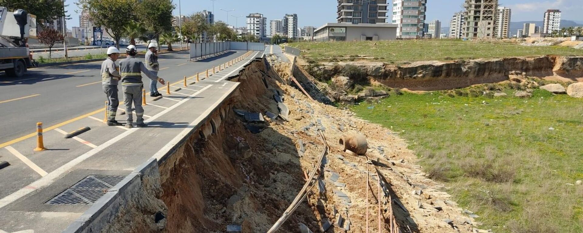 Mersin'in Yenişehir ilçesi üçüncü çevre yolu üzerindeki bisiklet yolunun bir kısmı,  henüz belirlenemeyen bir sebepten dolayı çöktü. - Sputnik Türkiye, 1920, 26.03.2023