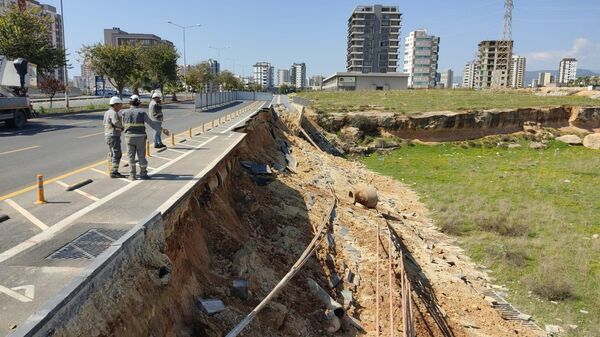 Mersin'in Yenişehir ilçesi üçüncü çevre yolu üzerindeki bisiklet yolunun bir kısmı,  henüz belirlenemeyen bir sebepten dolayı çöktü. - Sputnik Türkiye
