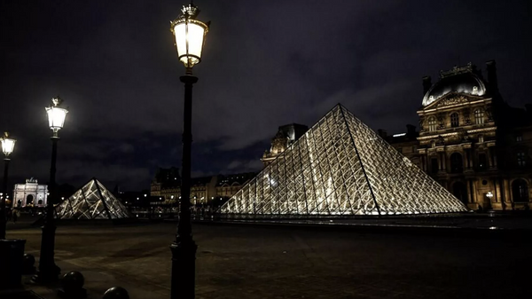 Fransa'da emeklilik reformuna karşı gösteriler devam ediyor: Louvre Müzesi'ne girişler kapatıldı - Sputnik Türkiye