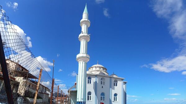 İzmir'de cami minaresi beşik gibi sallandı - Sputnik Türkiye