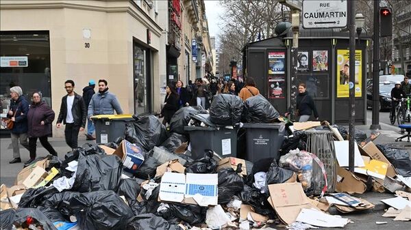 Fransa'da Cumhurbaşkanı Emmanuel Macron'un emeklilik reformuna karşı Paris'te çöp toplayıcıların 6 Mart'ta başlayan grevinde sokaklarda binlerce ton çöp birikti.  - Sputnik Türkiye