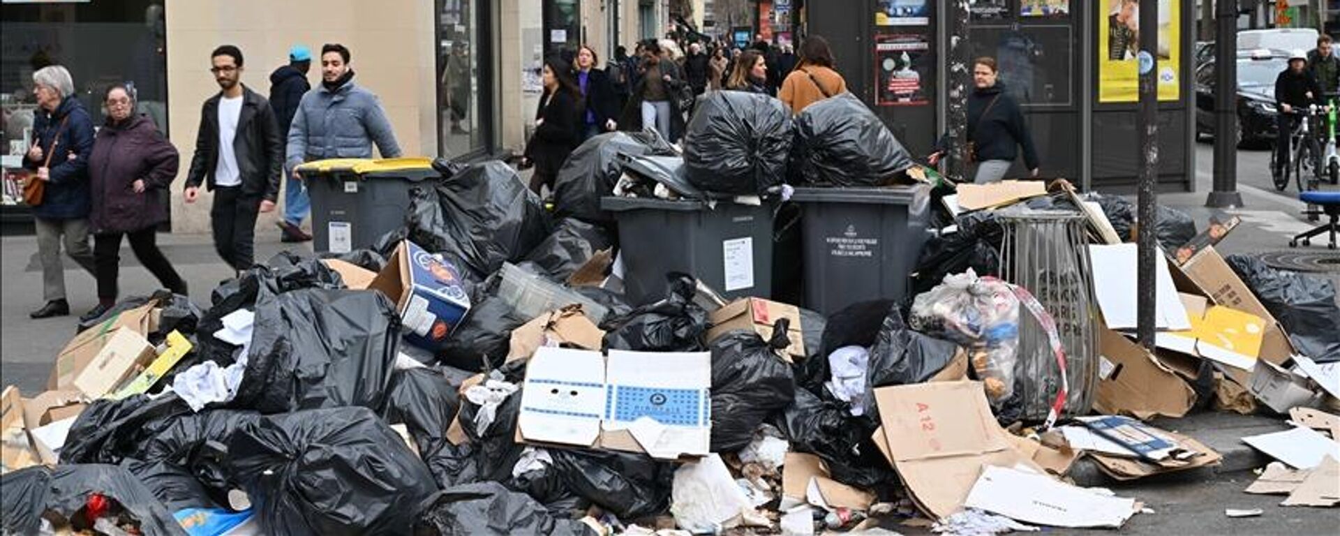 Fransa'da Cumhurbaşkanı Emmanuel Macron'un emeklilik reformuna karşı Paris'te çöp toplayıcıların 6 Mart'ta başlayan grevinde sokaklarda binlerce ton çöp birikti.  - Sputnik Türkiye, 1920, 28.03.2023