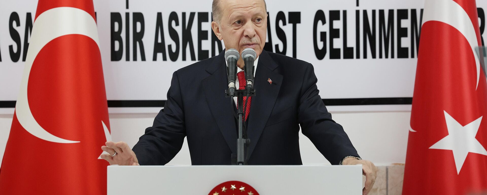 Cumhurbaşkanı Recep Tayyip Erdoğan, Sincan'daki TSK İnsani Yardım Tugayı Özel İstihkam Taburu Komutanlığı Şehit Üsteğmen Hasan Şahan Kışlasında Mehmetçik ile iftar programına katıldı.
 - Sputnik Türkiye, 1920, 28.03.2023