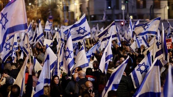 İsrail'de gösterileri düzenleyen gruplardan 34'ü, Başbakan Benyamin Netanyahu'nun krize neden olan 'yargı reformu'nu erteleme adımını samimi bulmayarak eylemlerini sürdüreceklerini duyurdu. - Sputnik Türkiye