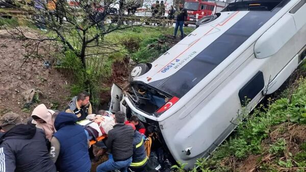 Kocaeli'nin Gebze ilçesinde, servis midibüsünün devrilmesi sonucu 8 kişi yaralandı. - Sputnik Türkiye
