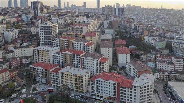 Karot analizi yaptırmalı mıyım?''Binanın taşıyıcı yapılarından silindir şeklinde beton örneği alınmasıyla yapılan karot analizi, betonun sınıfını ve dayanıklılığını ölçmek için etkili bir yöntemdir ancak tek başına yeterli değildir. Çünkü bir binada, betonun sağlamlığının yanı sıra zemin etüdü, statik hesaplar, işçilik gibi pek çok kriter devreye giriyor. Bu nedenle binanızın sağlamlığını kontrol ettirirken mutlaka uzman bir firmadan destek alın ve yalnızca betonu değil tüm bileşenleri dikkate alın. - Sputnik Türkiye