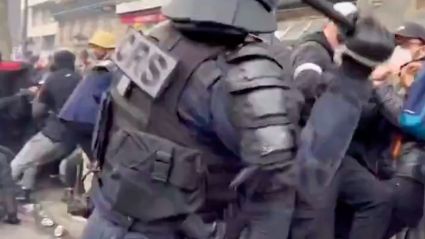Fransız polisinden protestoculara copla orantısız güç - Sputnik Türkiye
