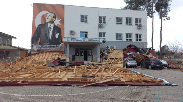 Öğrenciler dersteyken fırtına okulun çatısını uçurdu: 3 araç zarar gördü - Sputnik Türkiye