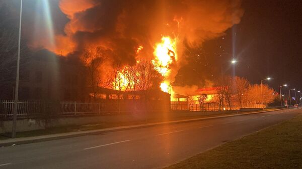 Tekirdağ'ın Çerkezköy ilçesindeki bir parfüm fabrikasında yangın çıkması üzerine bölgeye çok sayıda itfaiye ve sağlık ekibi sevk edildi. - Sputnik Türkiye