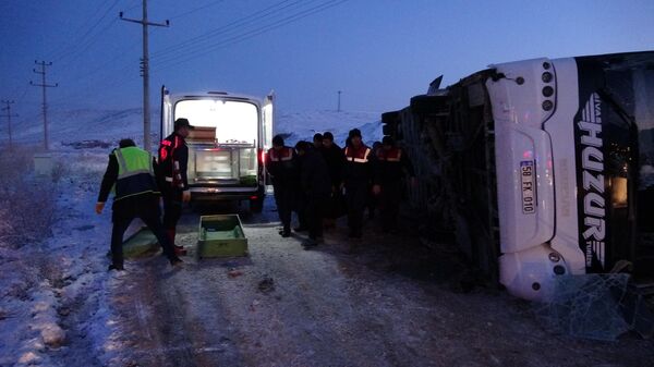 Yozgat'ın Yerköy ilçesinde meydana gelen otobüs kazasında 1 kişi öldü, 25 kişi yaralandı. - Sputnik Türkiye