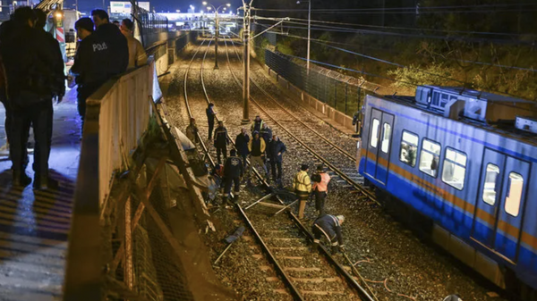 Bakırköy'de metro yoluna düşen otomobildeki 2 kişi yaralanarak hastaneye kaldırıldı. - Sputnik Türkiye