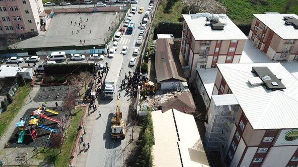 Sancaktepe'deki Hiranur Vakfı'na ait kaçak bina İBB ekiplerince yıkıldı - Sputnik Türkiye