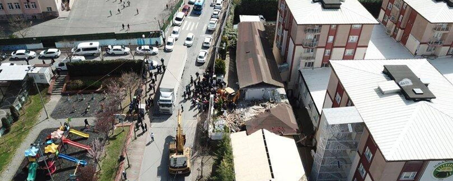 Sancaktepe'deki Hiranur Vakfı'na ait kaçak bina İBB ekiplerince yıkıldı - Sputnik Türkiye, 1920, 22.05.2025