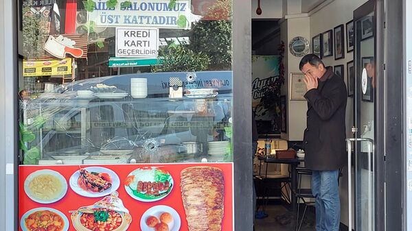 İstanbul Gaziosmanpaşa’da esnaf lokantasında çalışanlarla tartıştıktan sonra ayrılan şahıs, bir süre sonra geri dönerek iş yerine ateş açtı. Yüzü kasklı şüphelinin düzenlediği saldırıda 2 kişi yaralanırken, yaşananlar kameraya yansıdı. - Sputnik Türkiye