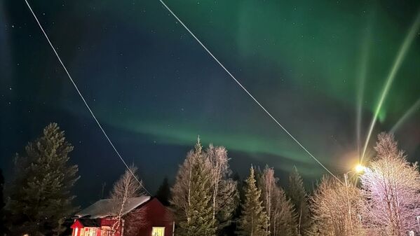 İsveç'in kuzey kutup dairesindeki köyünde ‘Kuzey Işıkları’ - Sputnik Türkiye