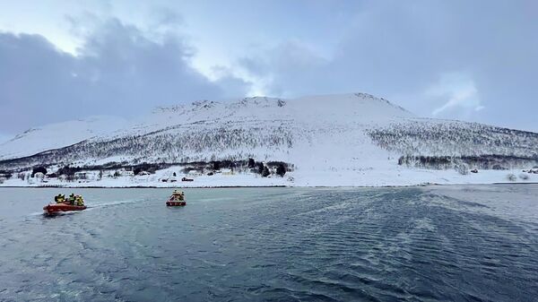 Norveç'in kuzeyindeki Tromsö kentinde dün 3 kez çığ düştüğü bildirildi. Yetkililer, aralarında bir Slovenyalı ile bir İtalyan turistin de olduğu ve bölgeye kayak yapmak için gelen 4 kişinin çığ altında kalarak hayatını kaybettiğini söyledi. - Sputnik Türkiye