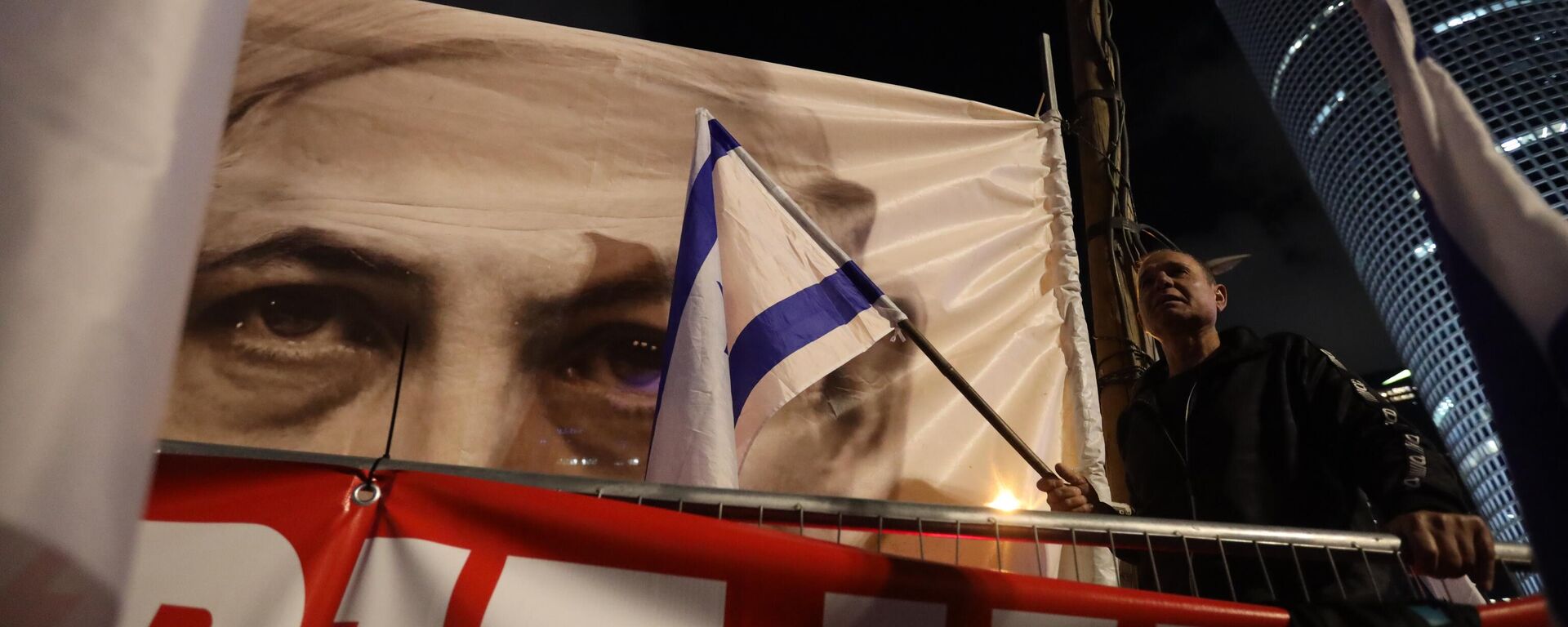 İsrail Başbakanı Benyamin Netanyahu, ülke çapında kitlesel protestolara ve grevlere neden olan yargı düzenlemesini ertelediğini duyurmasına rağmen protestolar devam ediyor. Tel Aviv’de toplanan göstericiler, ellerinde İsrail bayrakları taşıdı. - Sputnik Türkiye, 1920, 19.06.2023