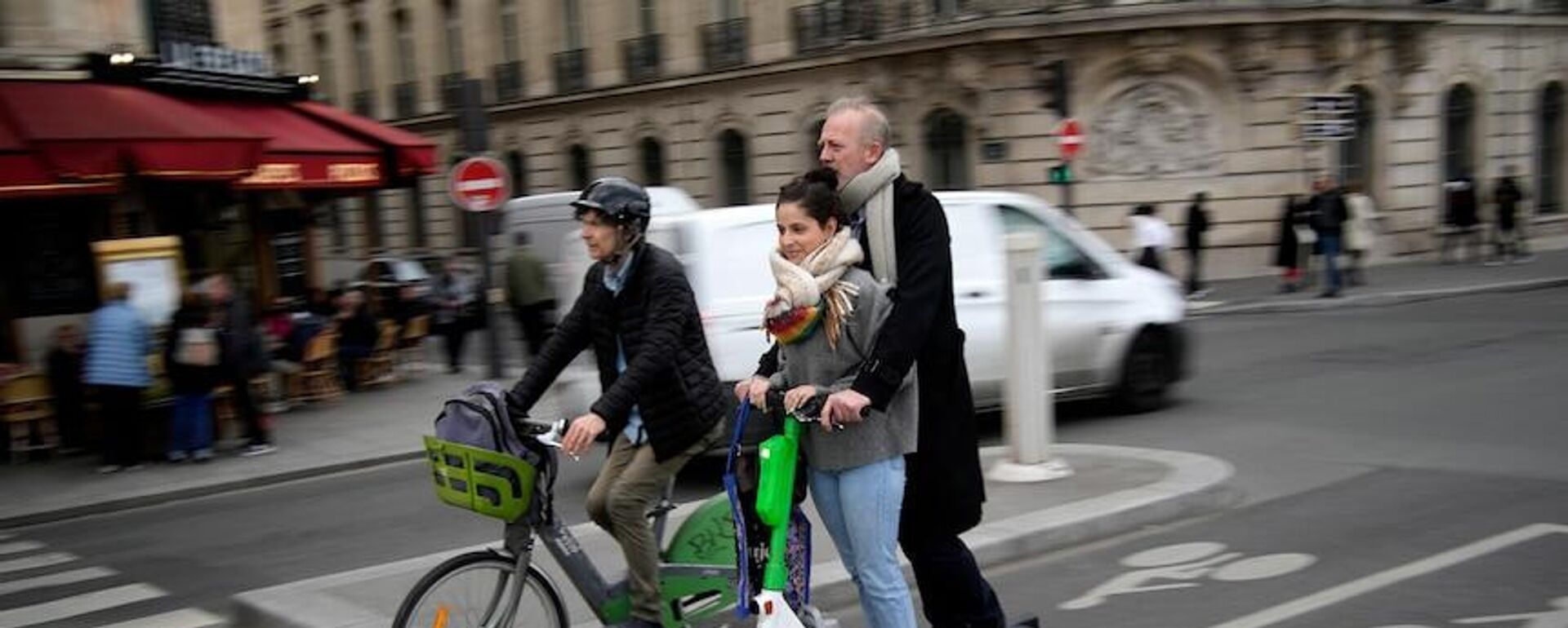 Fransa'nın başkenti Paris'te yaşayanlar, elektrikli scooter kiralama hizmetinin geleceğini belirleyecek referandum için oy kullanıyor. - Sputnik Türkiye, 1920, 02.04.2023