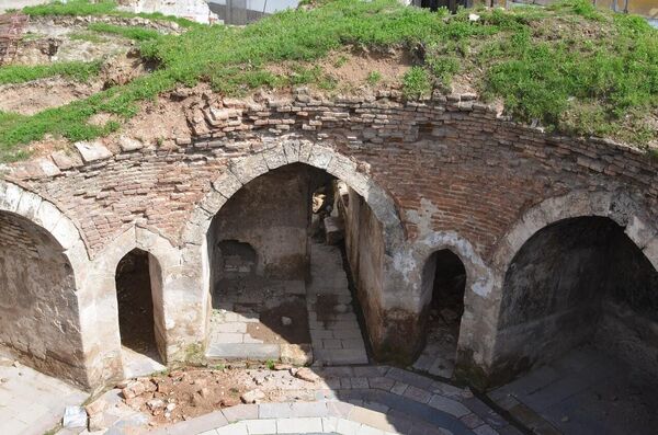 Dulkadiroğlu ilçesi Kurtuluş Mahallesi’nin sınırlarında yer alan Osmanlı döneminden kalan ve en az 400 yıllık olduğu tahmin edilen hamam, 6 Şubat tarihinde Pazarcık ve Elbistan merkezli 2 büyük depremin ardından bazı hatları da toprakların içe çökmesiyle gün yüzüne çıktı. - Sputnik Türkiye