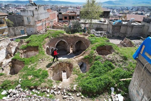 Atıl kalan hamamın hem Kahramanmaraş hem de mahalle için önemli bir yeri olduğunu ifade eden Yaşar Ibrıkçı, “Biz çocukken gelip burada yıkanırdık. Esas Paşa Hamamı burasıydı, bu mahallenin halkı bu hamama gelirdi. Eskiden o kadar hamam yoktu ve burası da olan hamamların arasında en iyisi olduğu için ondan dolayı adı Paşa Hamamı olmuş. Dönemin kadıları yıkanmak için hep buraya gelirmiş” dedi. - Sputnik Türkiye