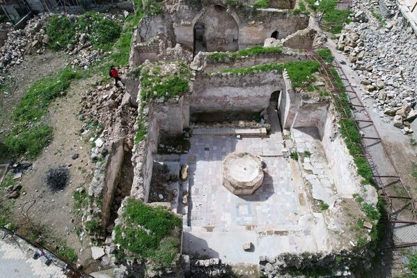 1952’den bugüne kadar bir kısmı yıkılmış mahallenin ortasında harabe olarak kalan ve 400 yıla aşkın bir tarihe sahip olan hamam geçtiğimiz yıllarda ortaya çıkartılmaya başlanmış ama devamı gelmemişti. - Sputnik Türkiye