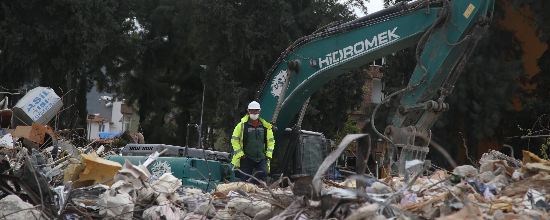 Depremin ilk gününde bu yana enkaz kaldırma ve ağır hasarlı binaların yıkım çalışmalarını sürdüren DSİ ekipleri, 67 bin kamyon seferiyle 582 binanın enkazını kaldırdı. - Sputnik Türkiye, 1920, 02.04.2023