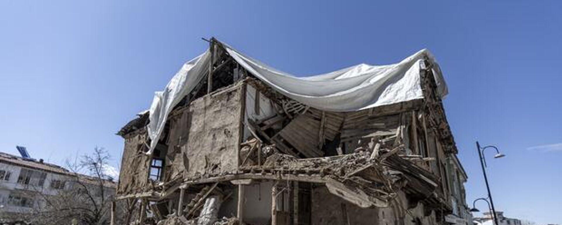 Kahramanmaraş merkezli 6 Şubat'taki depremlerin büyük yıkıma neden olduğu Malatya'da enkaz kaldırma çalışmaları sürüyor. - Sputnik Türkiye, 1920, 02.04.2023