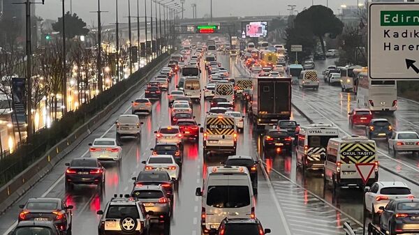 İstanbul için beklenen yağış sabah saatlerinde Anadolu Yakası'nda başladı. Yağmur sonrası D-100 kara yolunda trafik yoğunluğu oluştu. Anadolu Yakası'nda trafik yoğunluk oranı yüzde 54’e ulaştı. - Sputnik Türkiye
