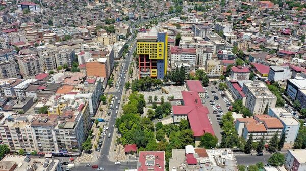 'Dünyanın en saçma binası'nın yerine çelikten çarşı: Depremzede esnafın hizmetine sunulacak - Sputnik Türkiye