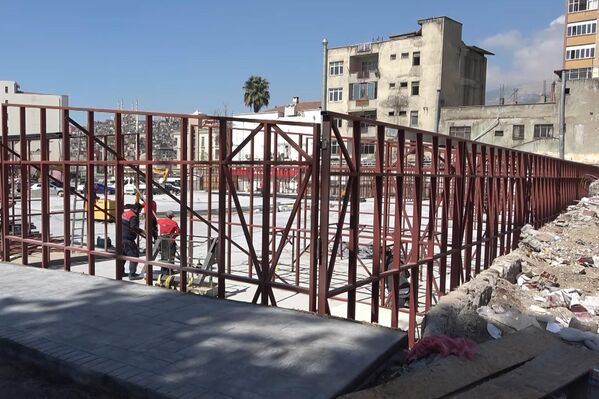 'Dünyanın en saçma binası'nın yerine çelikten çarşı: Depremzede esnafın hizmetine sunulacak - Sputnik Türkiye