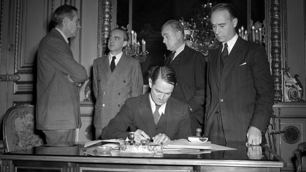 General Pierre Koenig'in ekonomi danışmanı Paul Leroy-Beaulieu, Marshall Planı'nın uygulama anlaşmasını 10 Temmuz 1948'de Paris'teki Quai d'Orsay'da Amerika Birleşik Devletleri Avrupa Kurtarma Koordinatörü Averell Harriman'ın huzurunda imzaladı. - Sputnik Türkiye