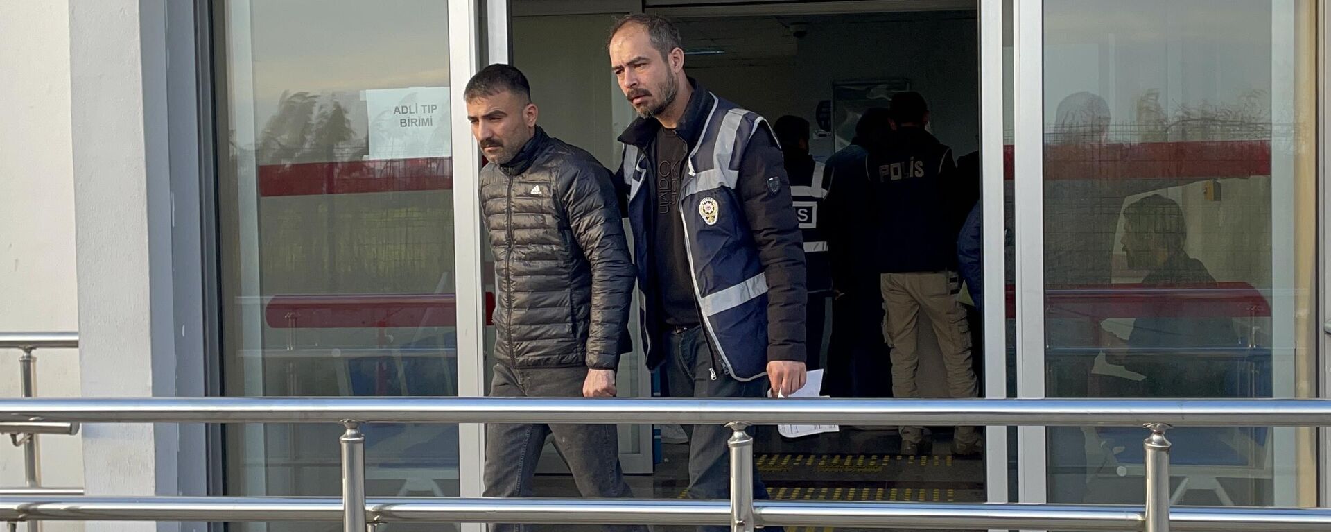 Adana'da merkezli 10 ilde bir suç örgütüne yönelik soruşturma kapsamında 136 şüpheli hakkında gözaltı kararı verildi. - Sputnik Türkiye, 1920, 04.04.2023
