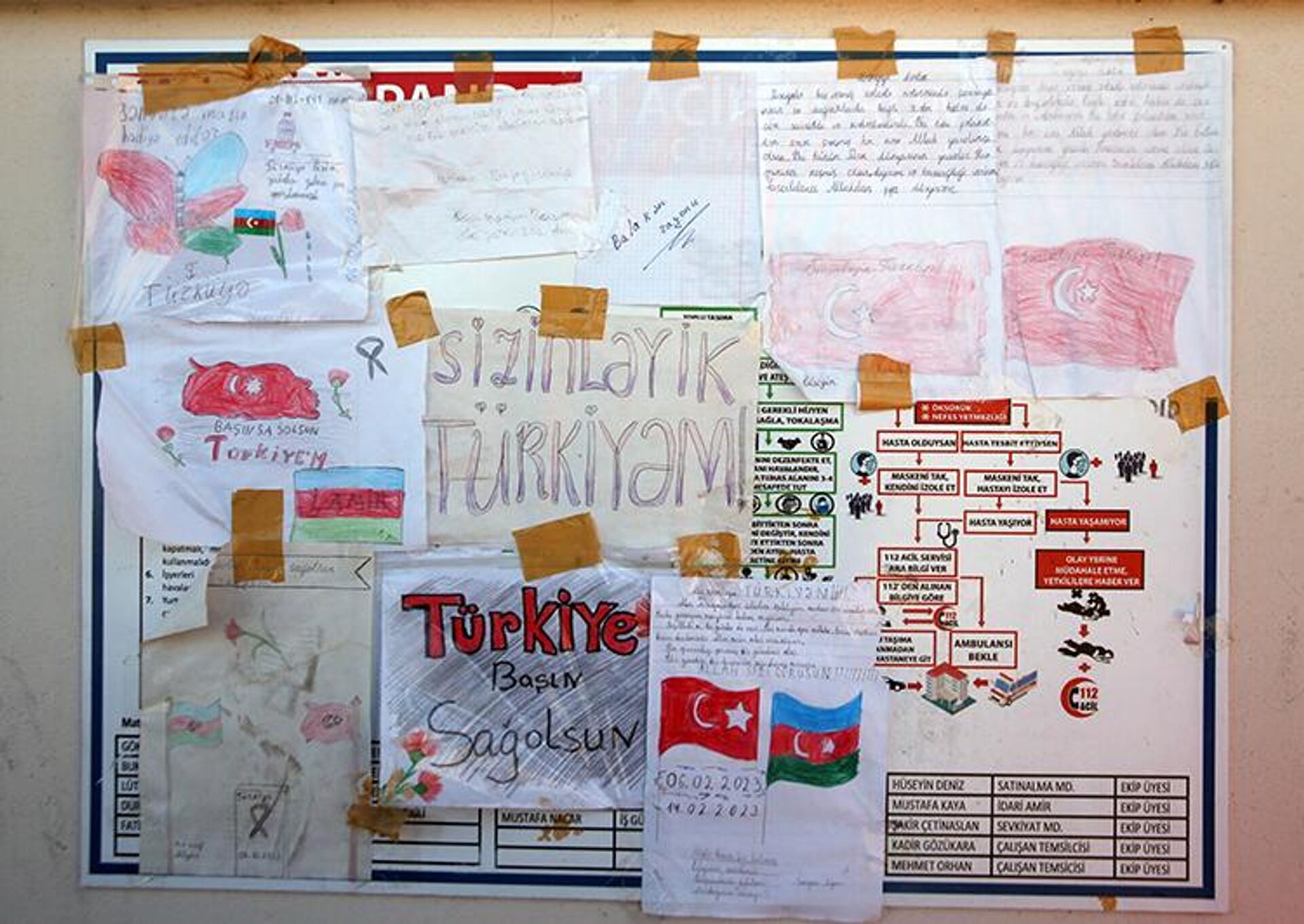 Yardım kolilerinde kağıda çizilmiş çok sayıda Türk ve Azerbaycan bayrağı da çıktı. - Sputnik Türkiye, 1920, 04.04.2023