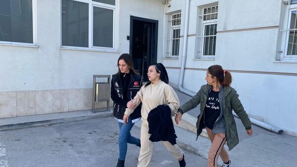 Konya'da Kadir Şeker'in sevgilisinden dayak yerken kurtardığı ve şu an da uyuşturucu madde ticareti yapmaktan tutuklu bulunan Ayşe Dırla'nın kuzenleri  - Sputnik Türkiye