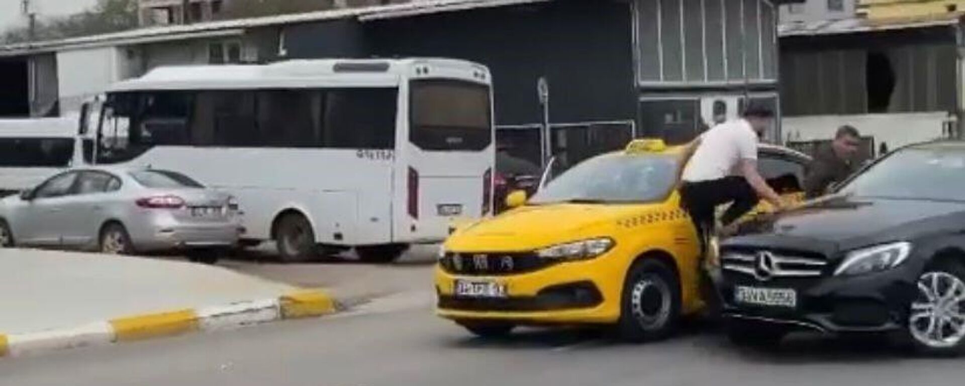 Tartıştığı taksiciyi ezmek için otomobilini üzerine sürdü - Sputnik Türkiye, 1920, 04.04.2023