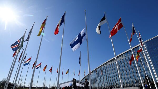 Finlandiya bayrağı Brüksel'deki NATO karargahında göndere çekildi. - Sputnik Türkiye