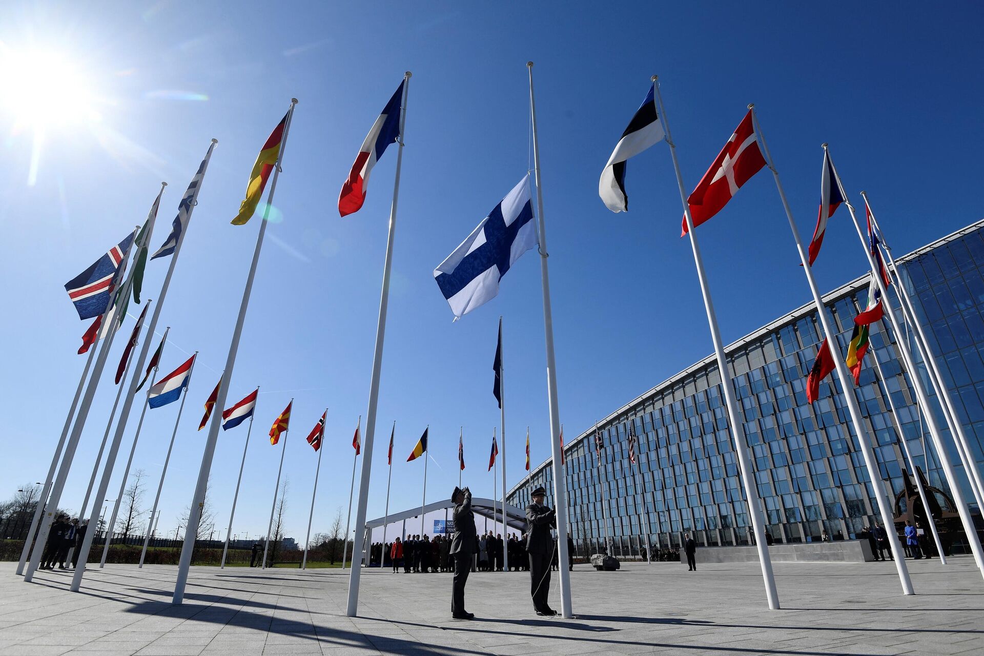 Finlandiya bayrağı Brüksel'deki NATO karargahında göndere çekildi. - Sputnik Türkiye, 1920, 04.04.2023
