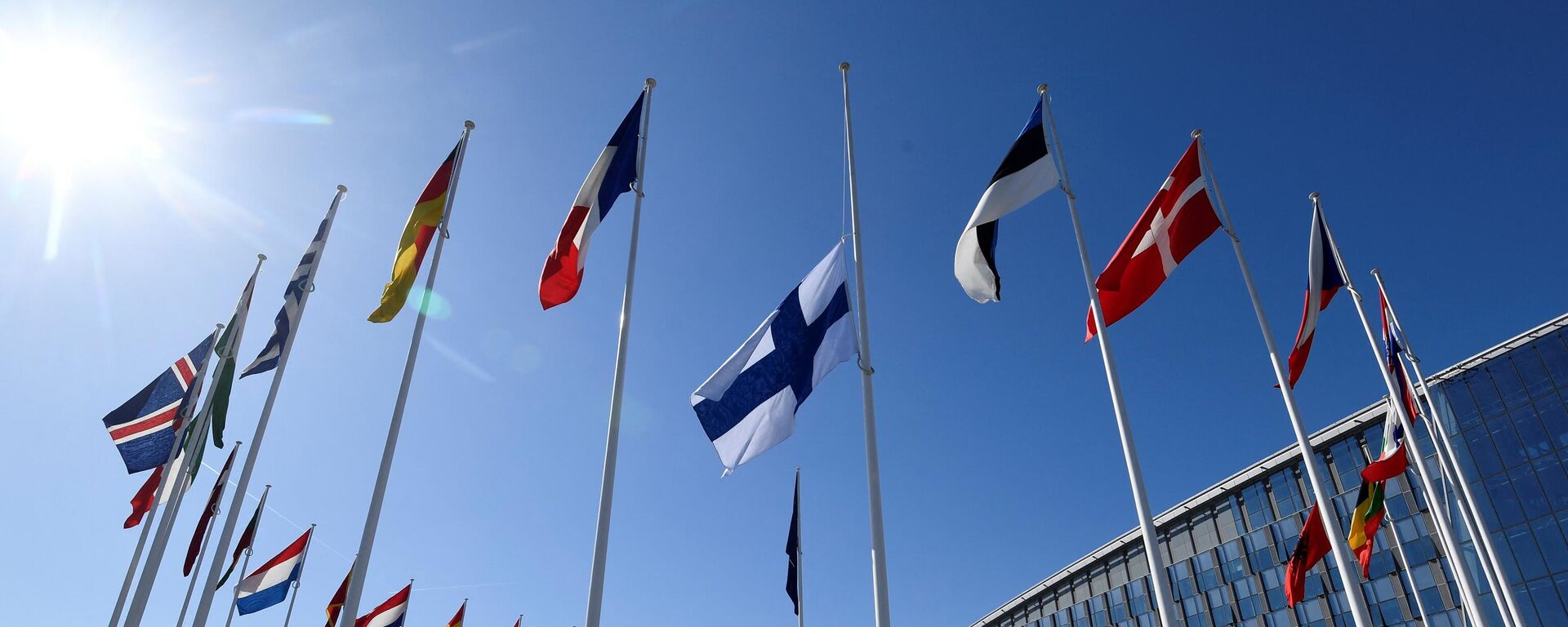 Finlandiya bayrağı Brüksel'deki NATO karargahında göndere çekildi. - Sputnik Türkiye, 1920, 14.04.2023