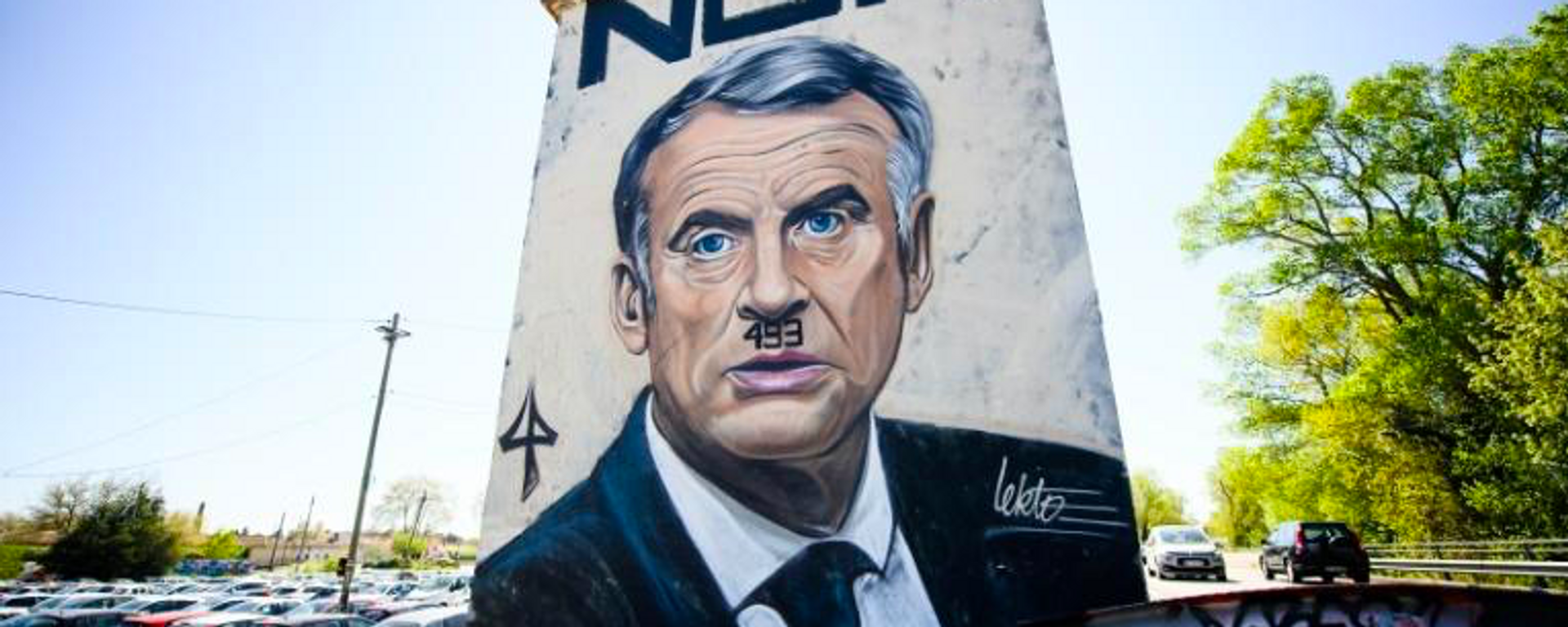 Fransa'da Cumhurbaşkanı Emmanuel Macron'un, Nazi lideri Adolf Hitler olarak resmedildiği grafitİ - Sputnik Türkiye, 1920, 04.04.2023