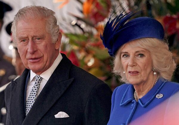İngiltere Kraliçe 2. Elizabeth&#x27;in vefatından bu yana &#x27;Queen Consort (Konsort Kraliçe)&#x27; olarak anılan Camilla&#x27;nın unvanı, Buckingham Sarayının hazırladığı resmi davetiyelerde ilk kez &#x27;Queen Camilla (Kraliçe Camilla)&#x27; olarak yer aldı. - Sputnik Türkiye