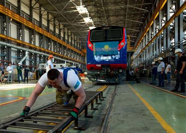Kazakistan’ın başkenti Astana’da yaşayan 39 yaşındaki Kamaliyev, ağır taşıtları çeken halterci olarak tanınıyor.Aynı zamanda yarbay rütbesiyle İçişleri Bakanlığında görev yapan Kamaliyev, 2021’de toplamda 276 ton ağırlığındaki 2 tren lokomotifini 10 metre kadar çekerek ilk dünya rekorunu elde etti. - Sputnik Türkiye