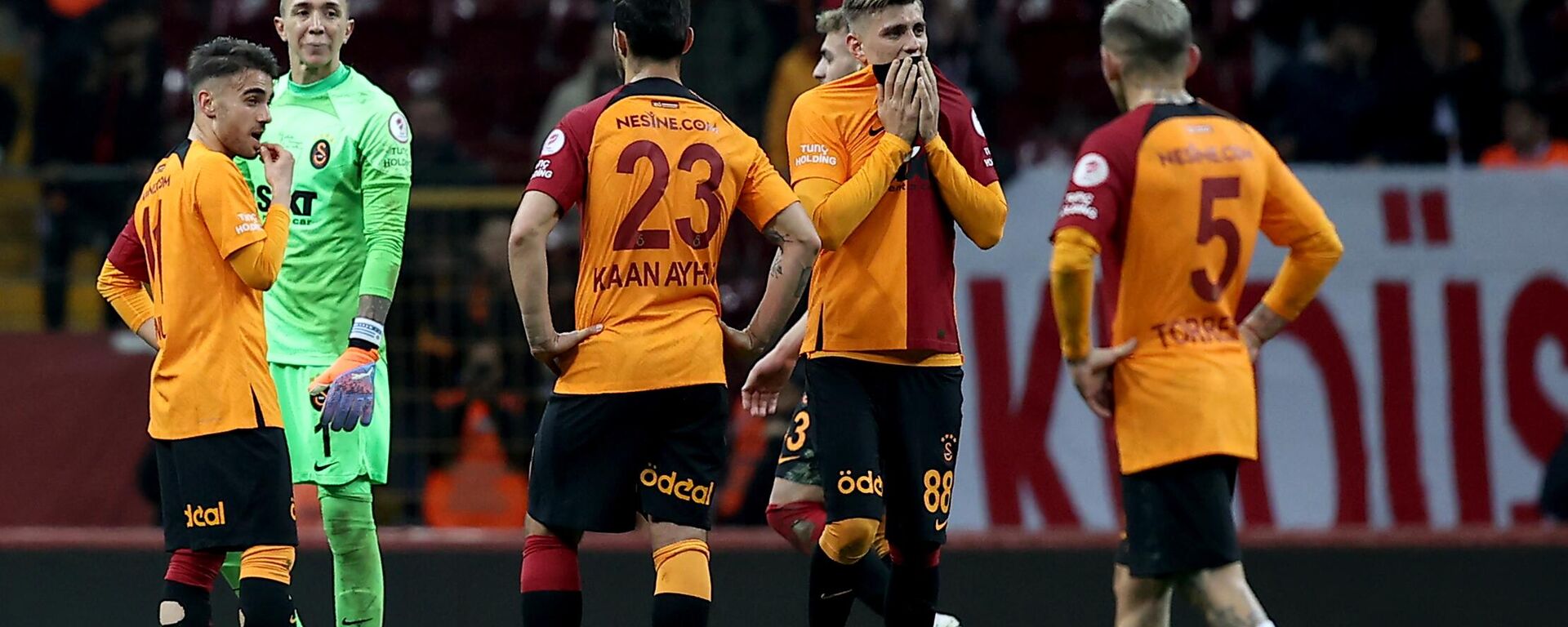 Ziraat Türkiye Kupası çeyrek final maçında Galatasaray ile Medipol Başakşehir takımları Nef Stadı’nda karşılaştı. Karşılaşmayı kaybeden Galatasaraylı oyuncular üzüntü yaşadı - Sputnik Türkiye, 1920, 05.04.2023