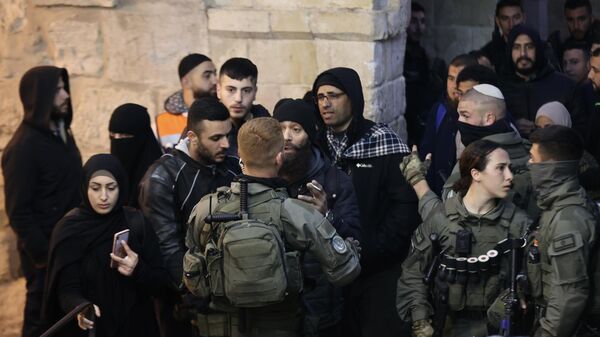 İsrail polisi, Mescid-i Aksa'ya baskın düzenleyerek itikaf eden bazı Filistinlileri Silsile Kapısı'ndan dışarı çıkmaya zorladı. - Sputnik Türkiye