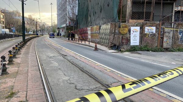 Beyoğlu Karaköy’de 5 katlı metruk binada kısmi çökme meydana geldi, çökme nedeniyle Beşiktaş yönü araç trafiğine kapatılırken tramvay seferleri de askıya alındı. - Sputnik Türkiye